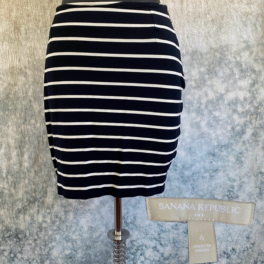 Banana Republic black and White Striped Skirt size 6